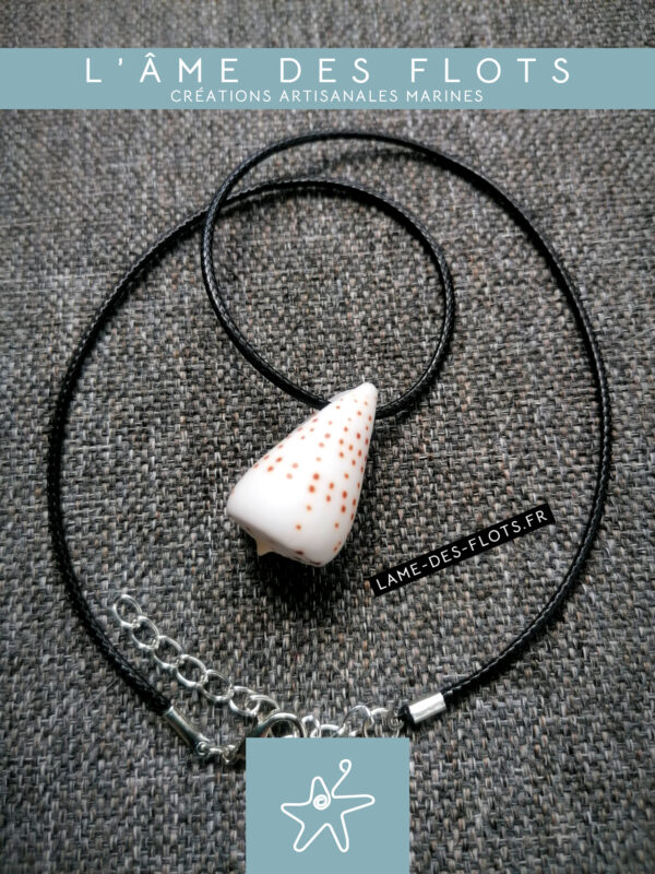 Collier coquillage blanc spiralé