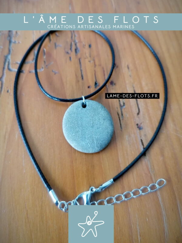 Collier pierre médaille